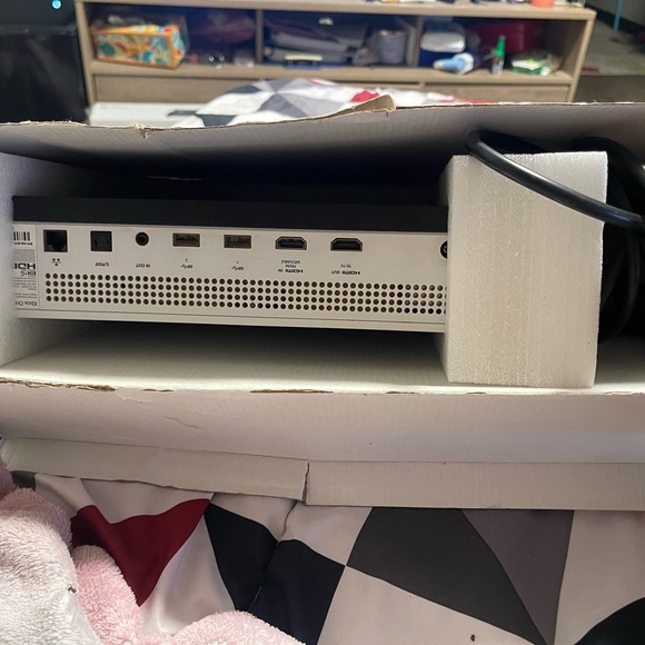Xbox One S - Picture 4 of 5
